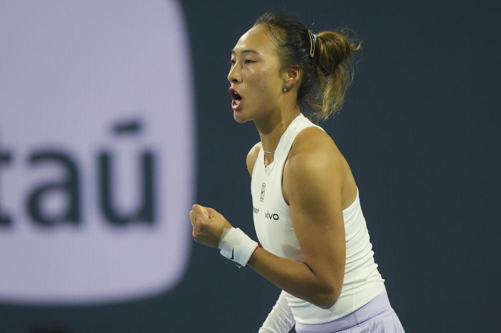 周末足坛激烈对决，拜仁、曼城、巴萨、AC米兰分别取得胜利，上演精彩绝杀。